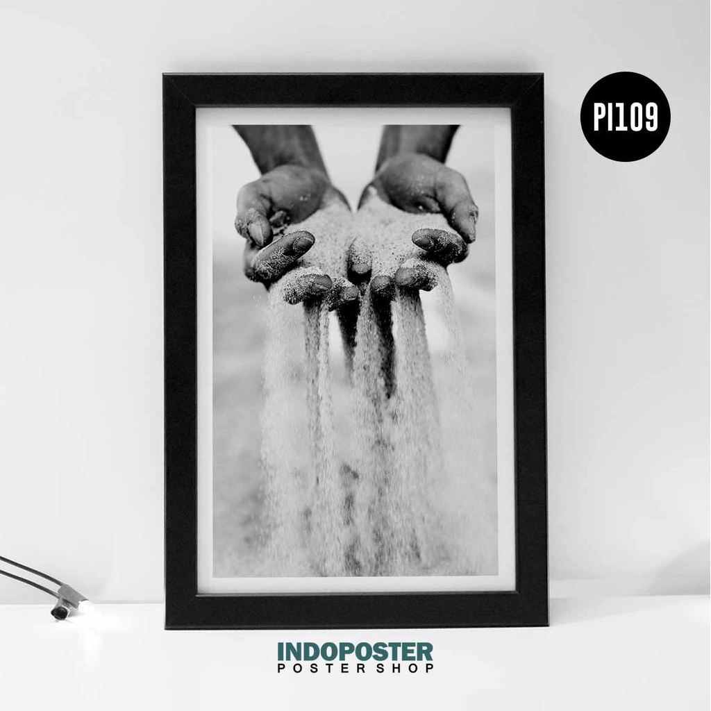 Poster Dekorasi Aesthetic Minimalis Aesthetic Grains Of Sand Menggengam Pasir Monochrome Hitam Putih