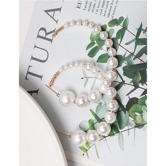 LRC Anting Tusuk Fashion Gold C-shaped Size Pearl Earrings D07487