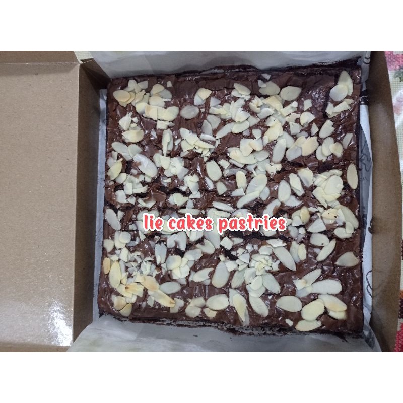 

BROWNIES FUDGY ALMOND SUPER ENAK LIELIE CAKES