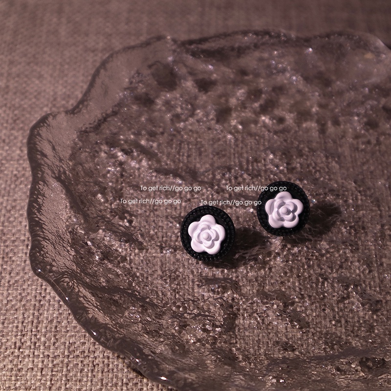 S925 Silver Plated Black Flower Earrings Biscuits Shape Ear Studs for Lovely Girls