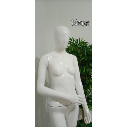 Patung manekin full body wanita alien tangan tekuk