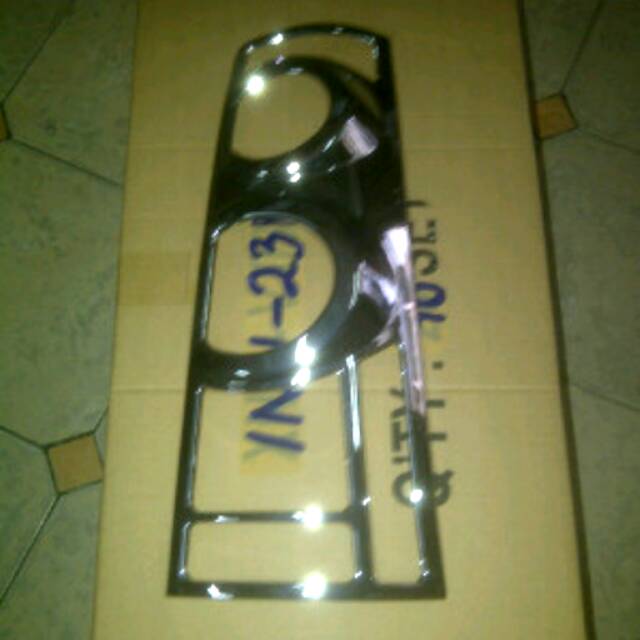 Garnish belakang crome avanza lama