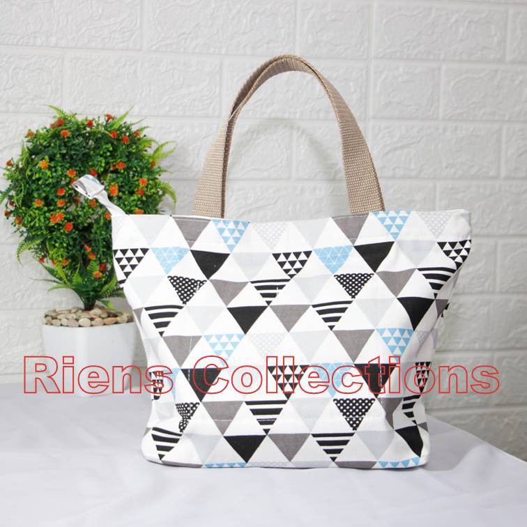 RIENS COLLECTIONS. HANDBAG BESAR BAHAN KANVAS MOTIF SEGITIGA. TAS KANVAS. HANDBAG KANVAS. TAS JOGJA. TAS SOUVENIR