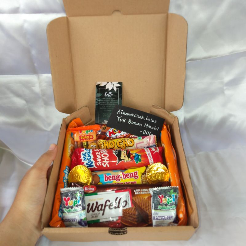 

Gift box snack murah / hampers / kado ulangtahun /kado wisuda
