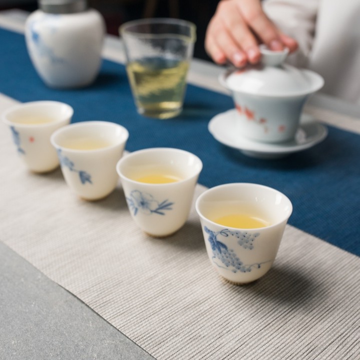 Cangkir Porselen Handmade Warna Biru Dan Putih Motif Burung