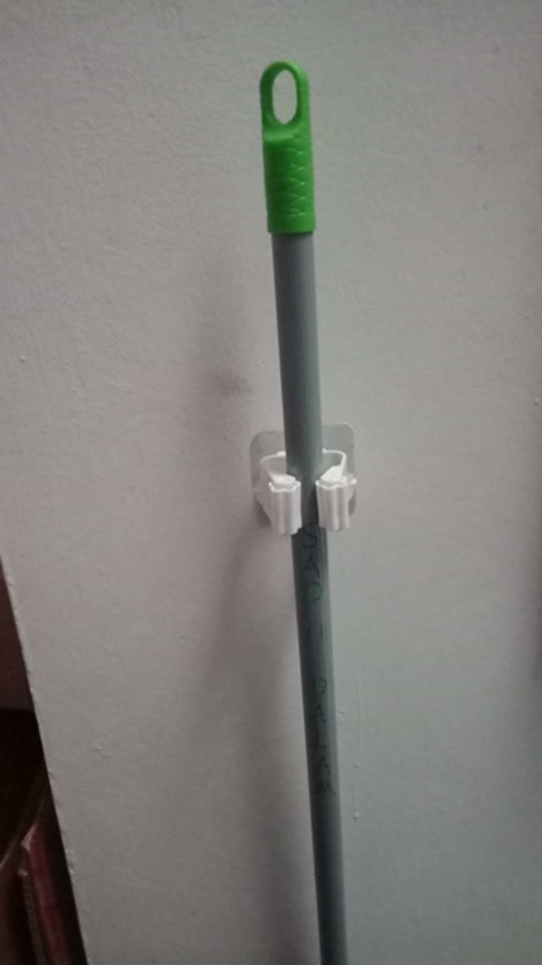 Gantungan Sapu Pel Serbaguna Tempel Dinding