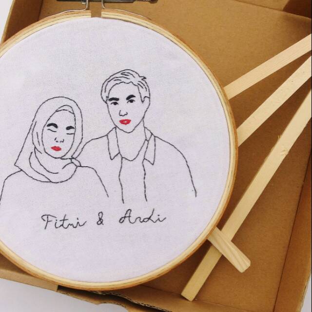 Kado wisuda/Kado unik potrait sulaman/midangan kayu/ embroidery hoop