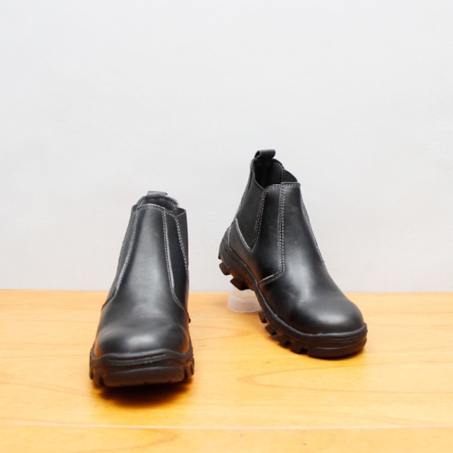 Sepatu safety boot slop bahan kulit sapi asli sp1