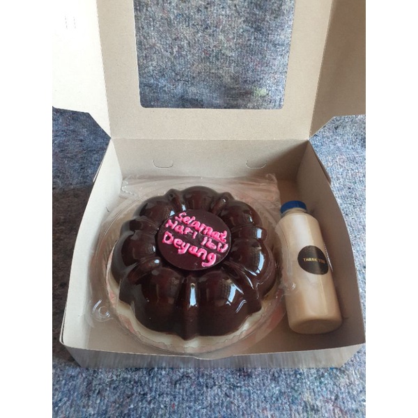 

puding coklat vanila diameter 18 cm, sudah termasuk vla vanila