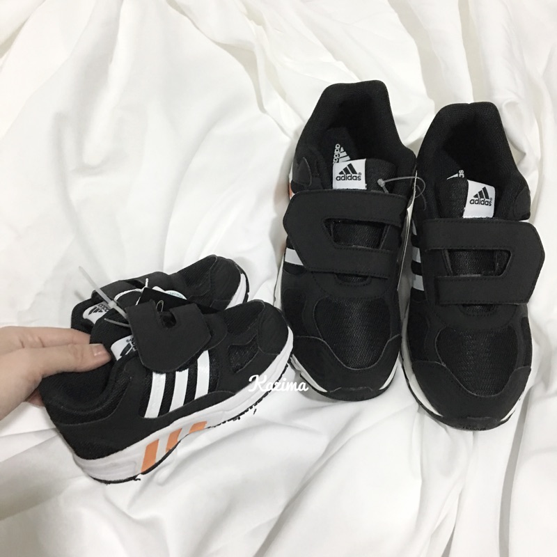 Vektor Tegak Gambar  Animasi Sepatu Adidas Hitam  Putih