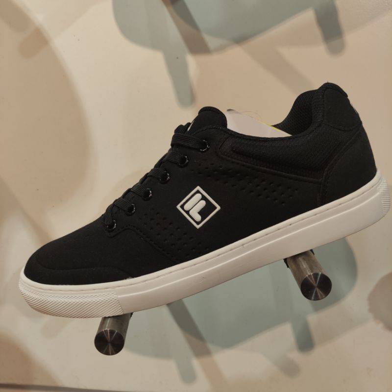 Fila sepatu pria