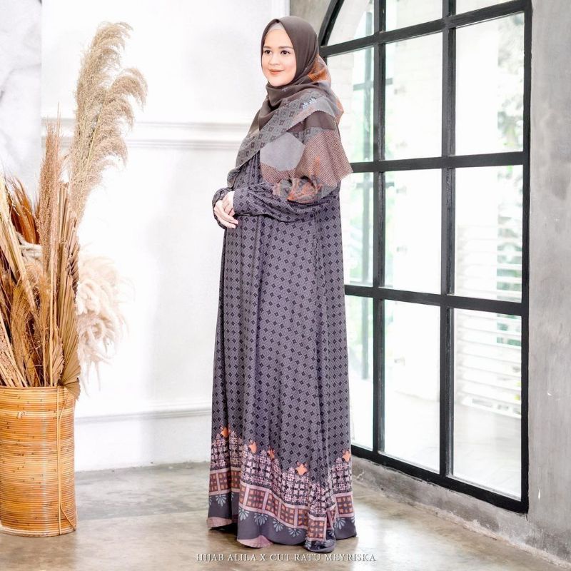 Gamis Sefa Motif Hijab Alila X Cut Meyriska New Collection