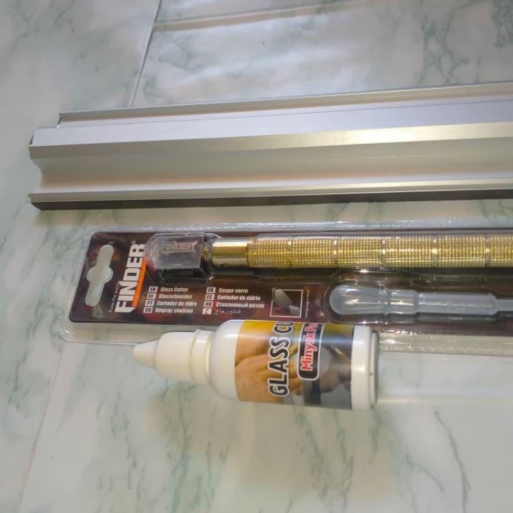 

[PRODUK 88AE8] Pemotong Kaca Merk Finder & 60cm Penggaris Anti Slip(Paket 2 in 1) LCN