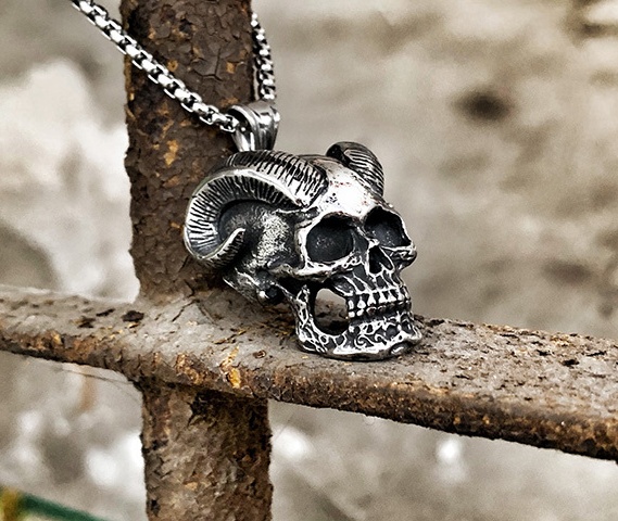 Kalung Liontin Tengkorak Iblis Tanduk Unik Gaya Gothic Punk Retro Untuk Hadiah Halloween Pria