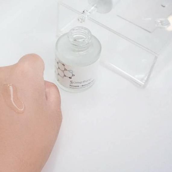 DMR 980 SOMETHINC

Niacinamide + Moisture Beet Serum .,.,