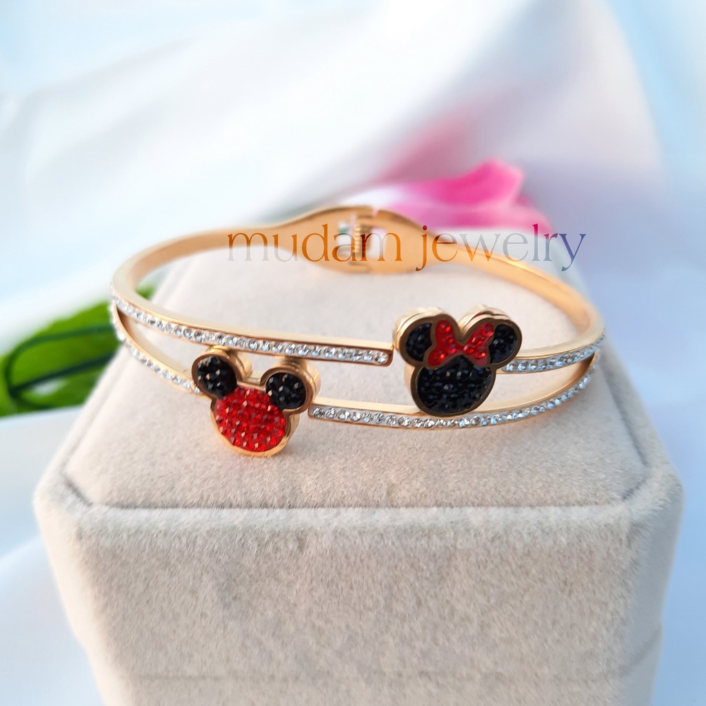 Gelang Bangle Titanium Minnie dan Mickey Merah Dengan Taburan Kristal Artifisial