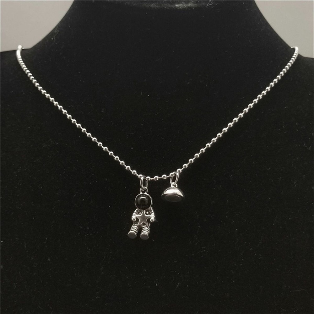 2pcs Kalung Rantai Choker Liontin Astronot Gaya Korea Untuk Pasangan