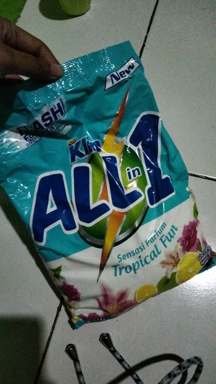 Soklin All In 1 Deterjen Bubuk 900 Gram Merah Biru Wangi Harum Parfum Buah (no.206)