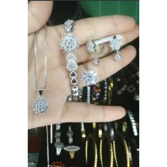 Set perhiasan rhodium;