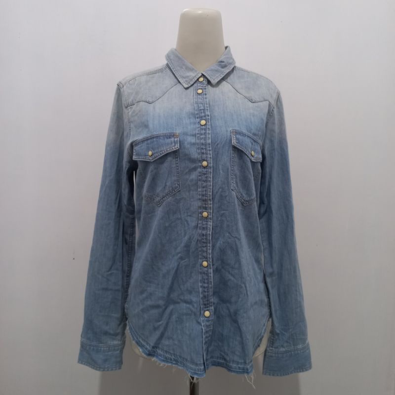 PRELOVED / THRIFT / SECOND KEMEJA JEANS CEWEK / KEMEJA DENIM SIZE M -L LIKE NEW