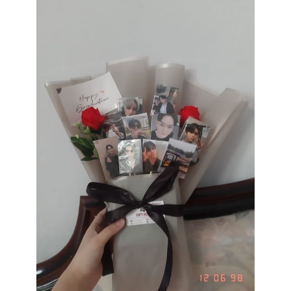 

Buket Photocard Kpop Hadiah Wisuda Ulang Tahun Sempro