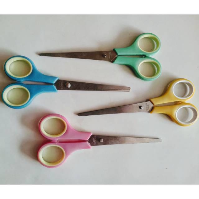 

Gunting stainless steel serbaguna ukuran 5,5" / 14 Cm / sedang