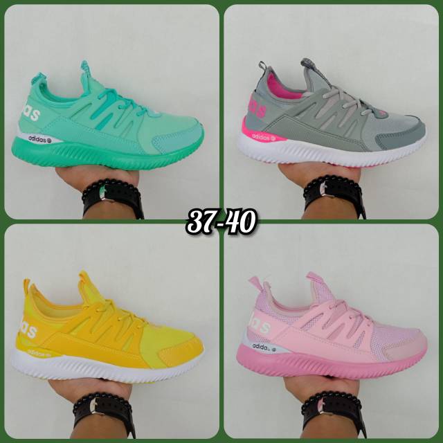 SEPATU OLAHRAGA WANITA ADIDAS
