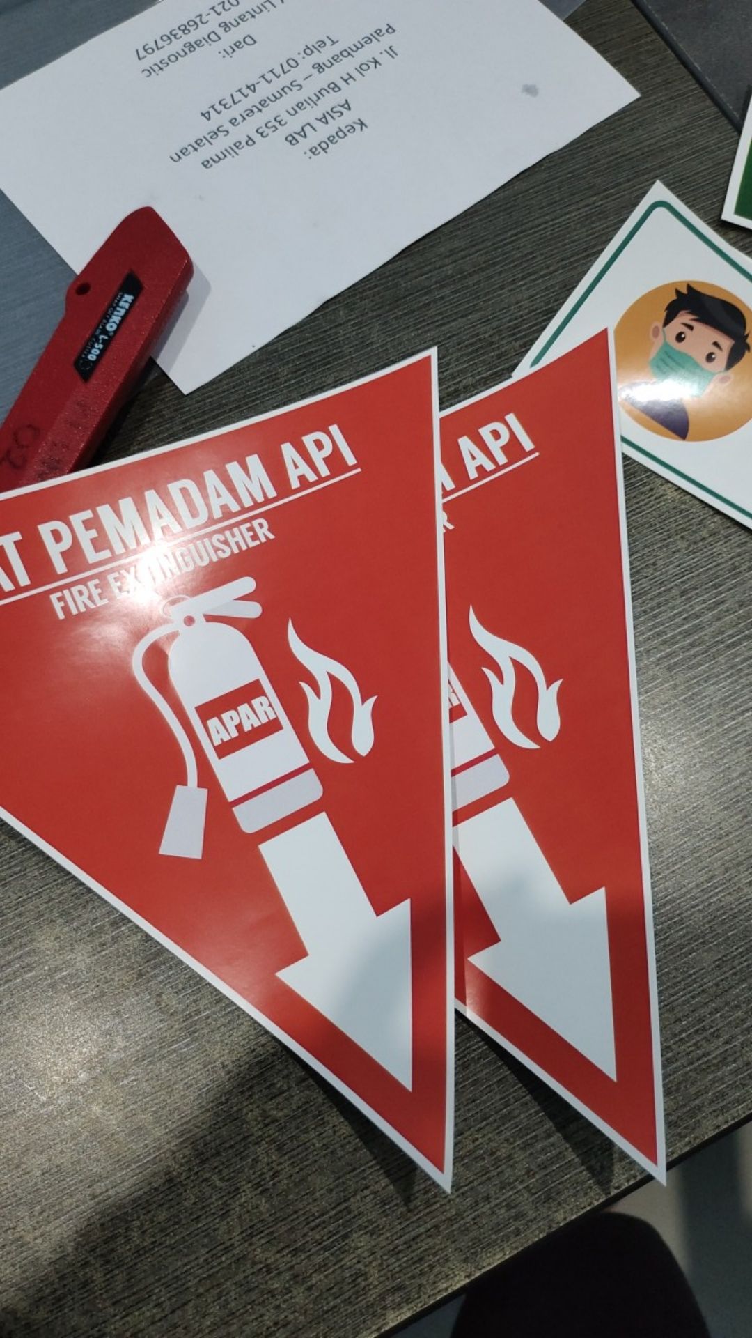 Sticker Waterproof Penunjuk Alat Pemadam Api Apar Segitiga 23x23cm Rambu K3