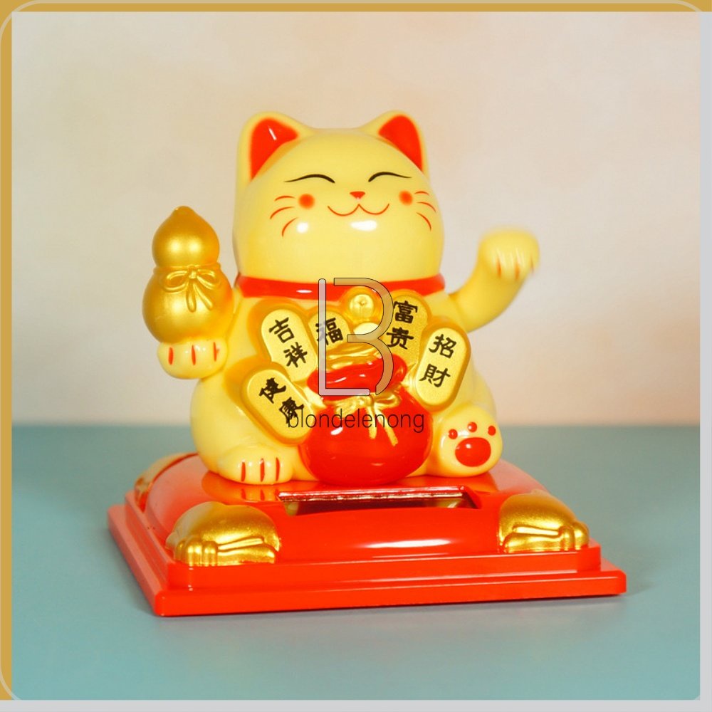 Patung Pajangan Boneka Hiasan Kucing Panggil Hoki Lucky Cat Maneki Neko Maneko Neki Keberuntungan Rejeki China Cina Jepang Tangan Goyang Gerak Solar Cell Cahaya Sinar Tanpa Baterai Batrai Batre Dashboard Mobil Meja Kasir Toko Cafe Ukuran Kecil Mini Lucu