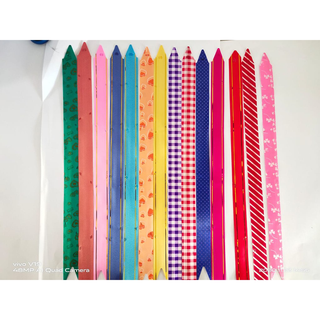 

1of 2 Pita serut sedang- pita kado- satuan uk.38x2,5cm