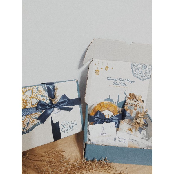 

Fitri Hampers ( Nastar Premium + Sajadah + Dried Flower Acrylic)