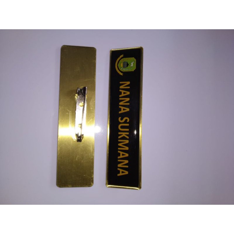 

nametag nama dada kuningan peniti