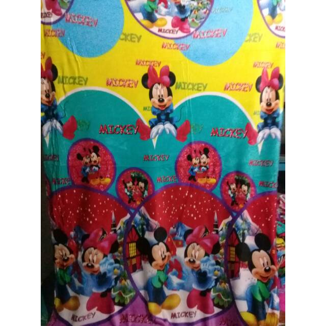 Selimut mickey mouse