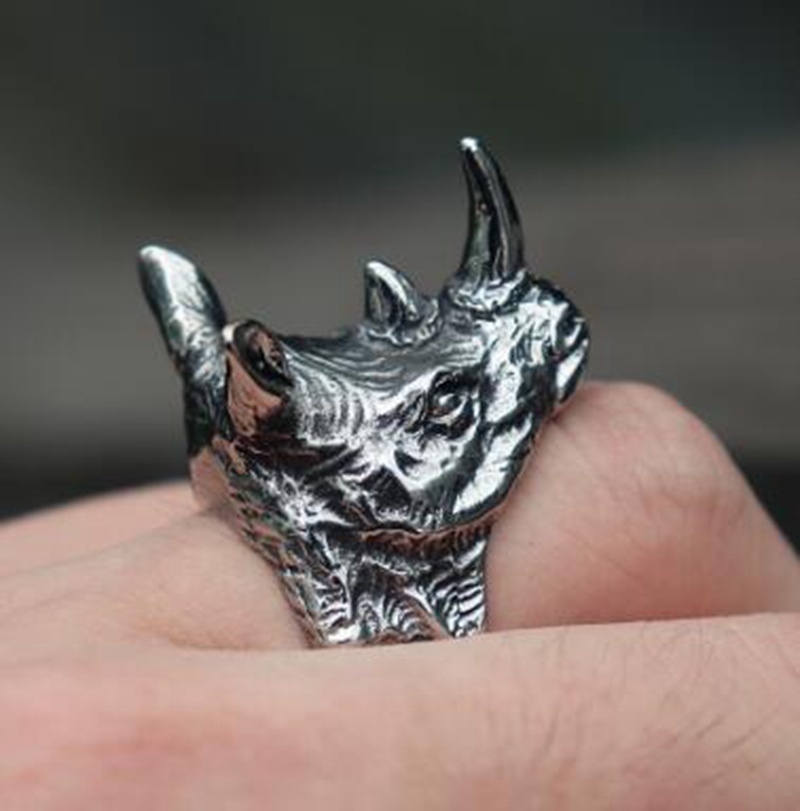 Cincin Desain Kepala Badak Bahan Stainless Steel Gaya Retro Punk Untuk Pria