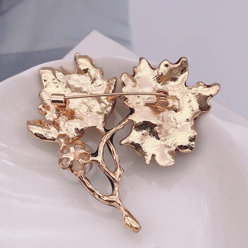 Bros Bentuk Daun Maple Aksen Mutiara Gaya Vintage