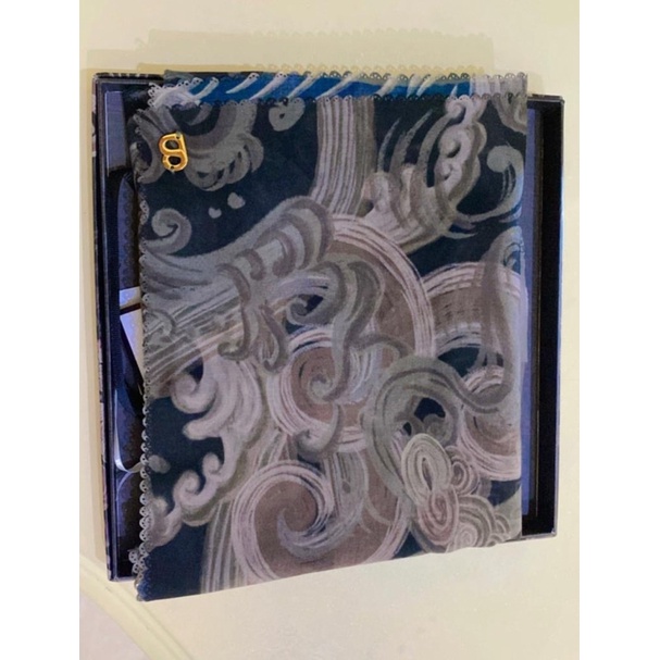 Buttonscarves wave black