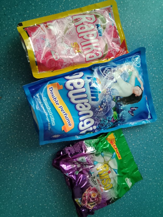 Rinso Anti Noda + Molto Parfume Essence 240g Deterjen Bubuk 240 Gr