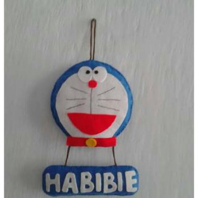 Gantungan pintu kamar nama doraemon