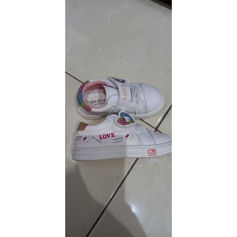 Preloved sepatu sneakers sport anak sepatu putih sepatu motif hello kitty