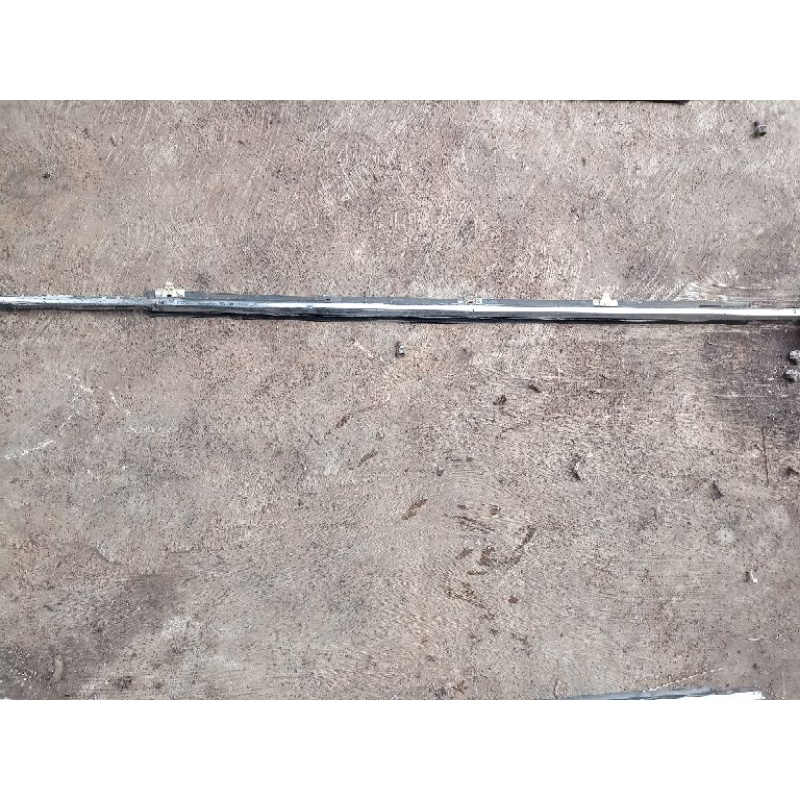 pelipit kaca pintu kanan depan ford laser GL mazda 323