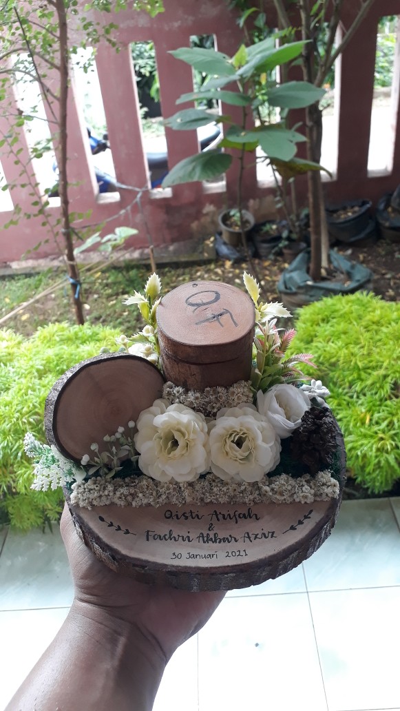 Tempat Cincin Dengan Logam Mulia Rustic Woodslice