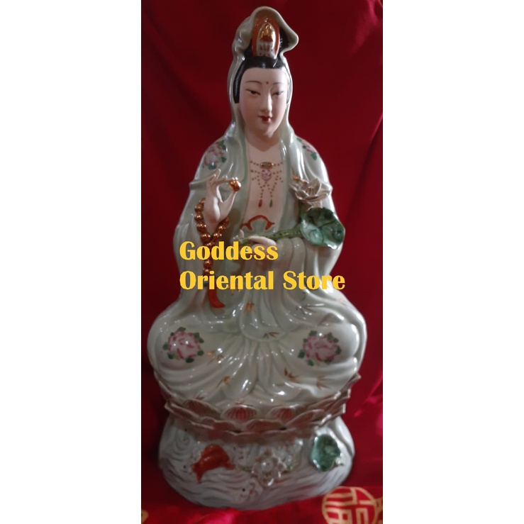 Patung Jade Giok Style Kwan Im Guan Yin Keramik bersila diatas bunga teratai lambang keanggunan, cin