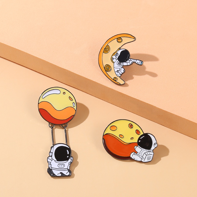 Bros Pin Enamel Bentuk Astronot Luar Angkasa Bulan Untuk Pakaian Wanita