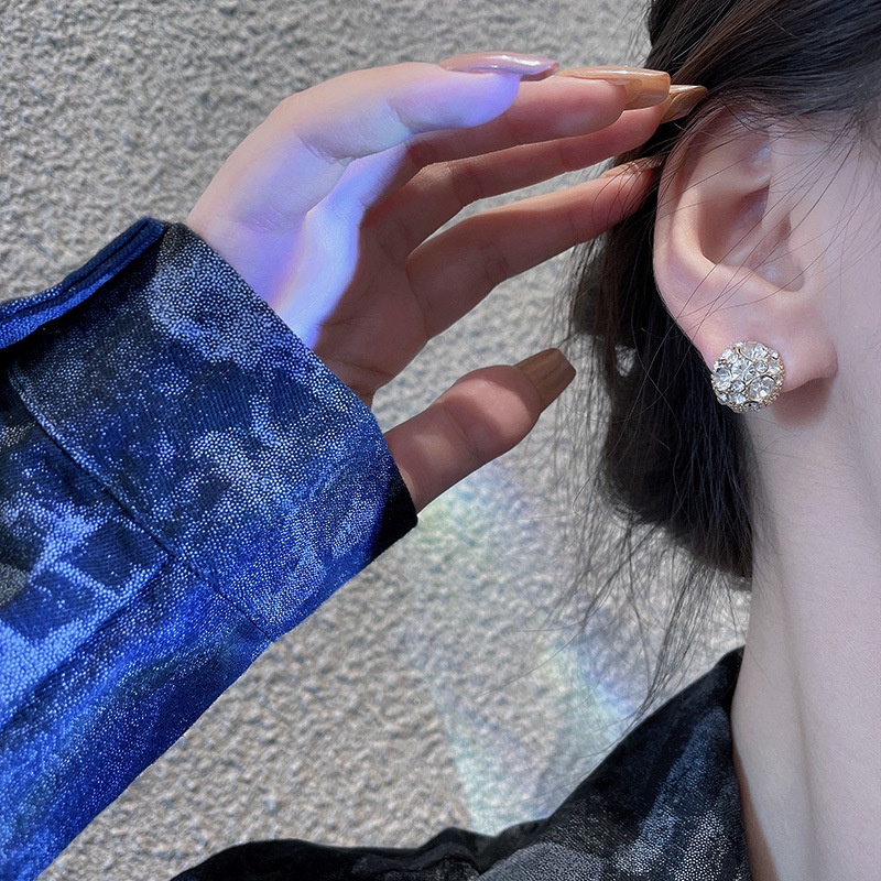 Anting Stud Bola Magnetik Aksen Berlian Imitasi Gaya Vintage Untuk Wanita