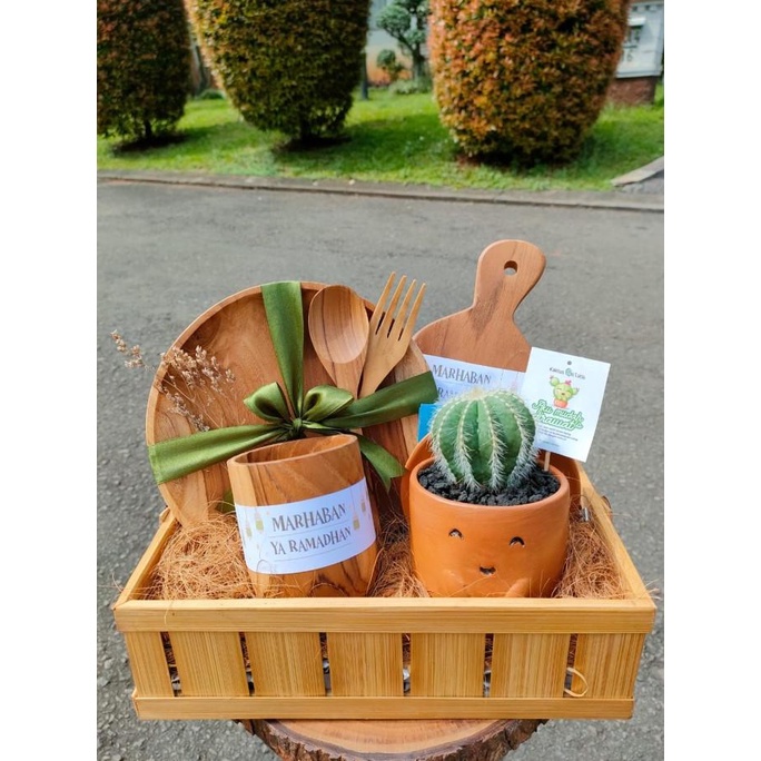 

Hampers lebaran estetik kaktus dan kayu kekinian