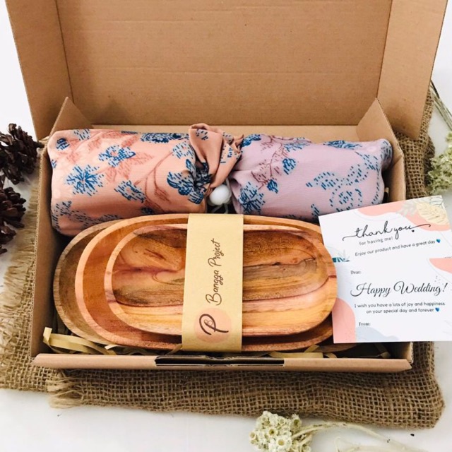 BANGGA PROJECT • Hampers set piring saji kayu oval alat makan kayu dan sajadah travel couple kado ha