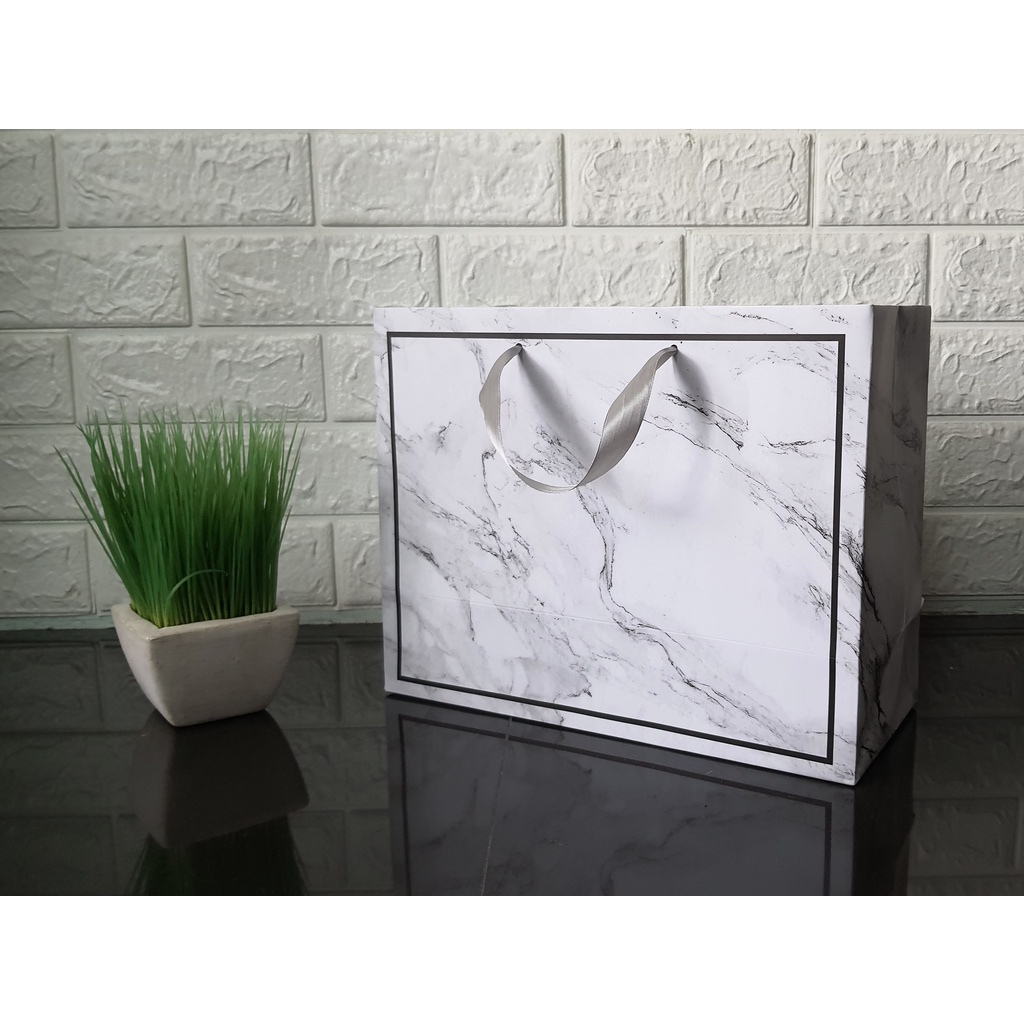 

Paper Bag Tas Kertas Eksklusif Motif Marmer Laminasi Doff Tali Clip Uk. 32,5 x 24 x 12 cm per pack isi 10 pcs