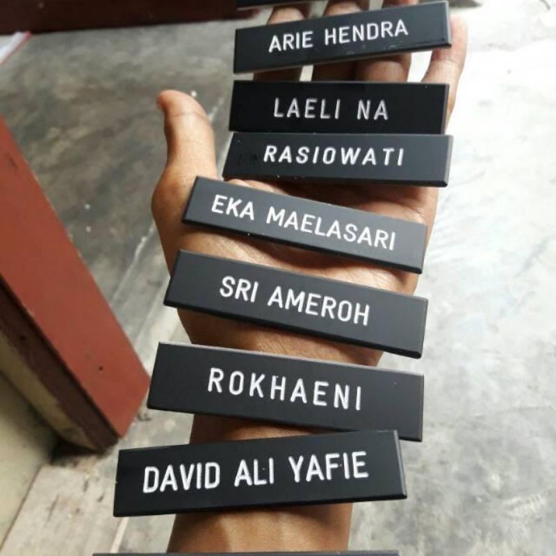 

NAMA DADA Name Tag Full Black DOFF GRAFIR Gravier Grafir Gravir nama dada Hitam papan Nama hitam Gravir PREMIUM