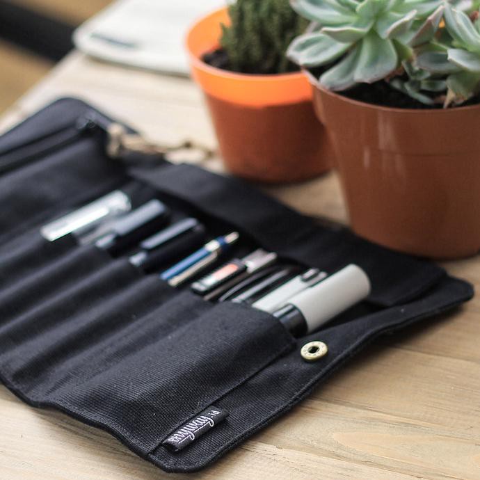 

Kualitas Terbaik] Roll Up Pencil Case Black Edition - Hitam