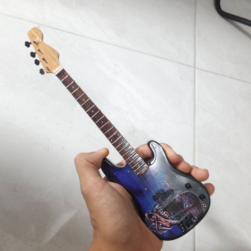 miniatur gitar bass IRON MAIDEN hiasan rak dinding pajangan dekorasi rumah aksesoris action figure